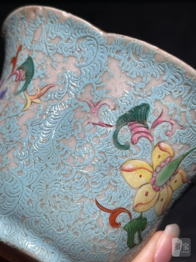 清乾隆 绿地扎道粉彩花卉纹海棠杯 - 图14